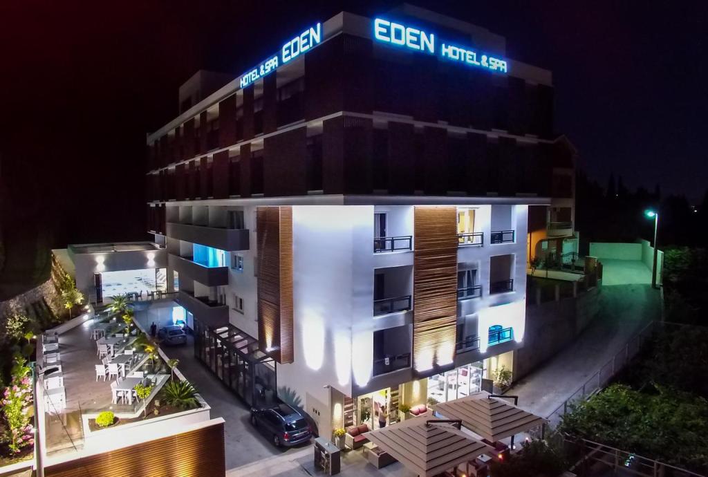 Hotel Villa Eden at night