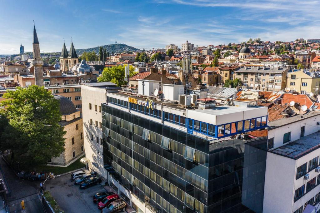 Art Hotel - aerial view of exterior and city